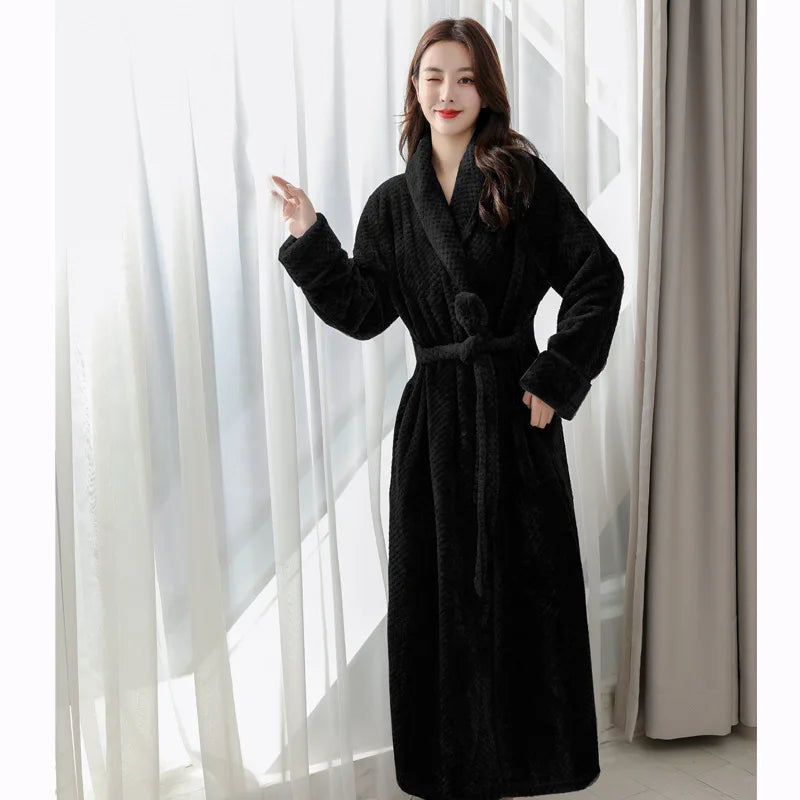 Weicher Kuschelbademantel: Damen Kuschelbademantel aus flauschigem Material, perfekt für kalte Winterabende.