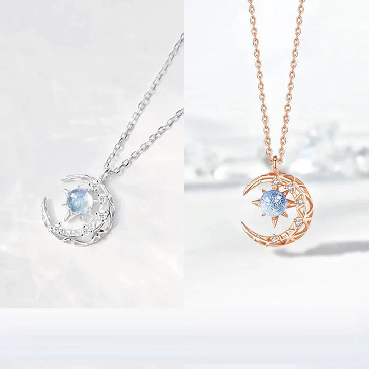 Nahaufnahme: Damen Halskette mit detailreichem Silber-Halbmond- & Stern-Anhänger, verziert mit Kristallen.