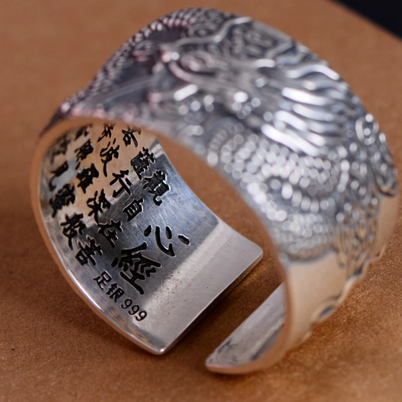 Handgefertigter verstellbarer Silberring mit filigranem Drachen-Design und buddhistischen Sutra-Gravuren.