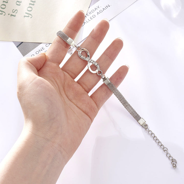 Zeitloses Damenarmband mit Unendlichkeits-Symbol aus Silber, elegantes Accessoire für jeden Anlass.