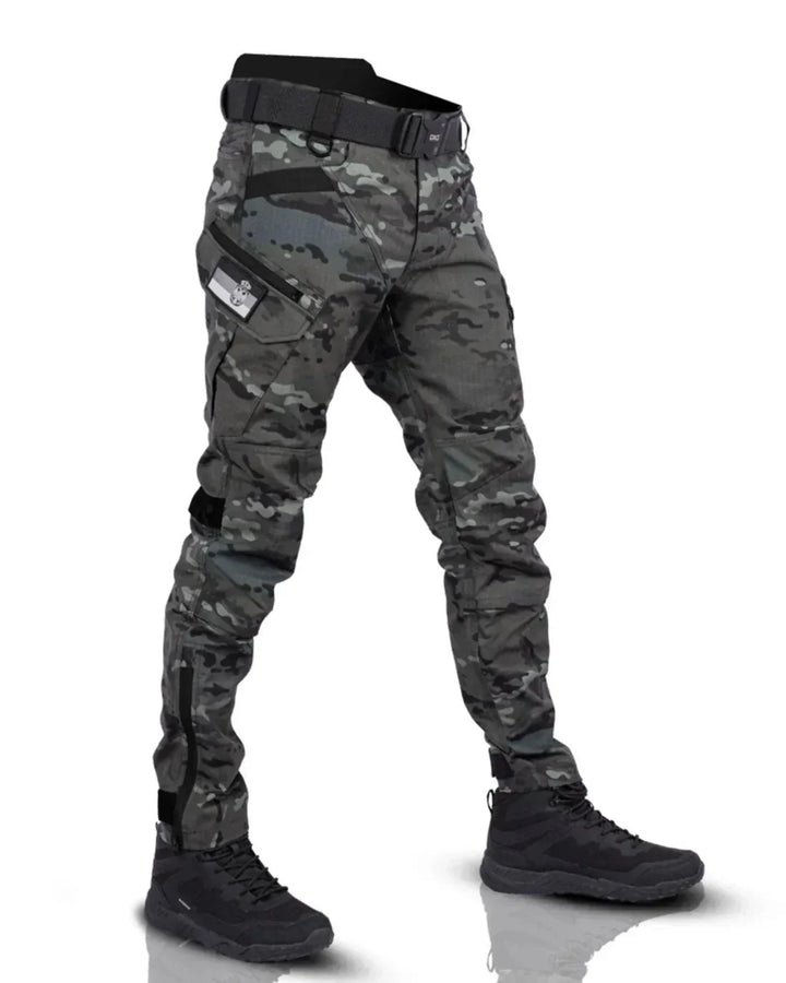 Robuste Camouflage Cargo Hose für Herren, taktisch & funktional, ideal für Outdoor-Abenteuer.