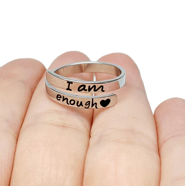 Verstellbarer Unisex Silberring "Ich bin genug" am Finger getragen. Moderner Affirmationsring für Selbstvertrauen.