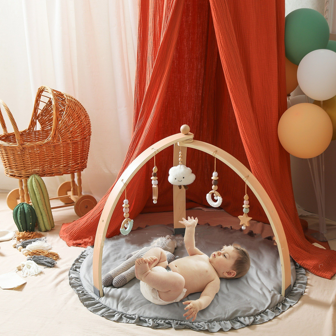 Ökologischer Holz Aktivitätsbogen für Babys mit pädagogischen Hängespielzeugen, ideal für Neugeborene.