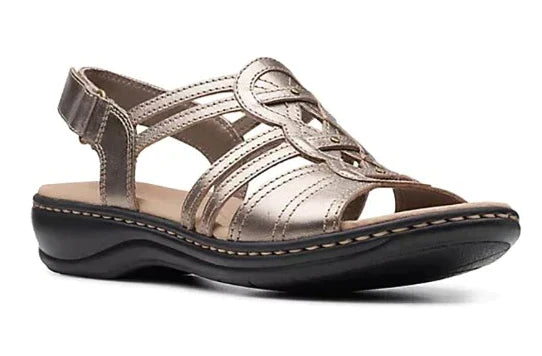 Frau trägt bequeme orthopädische Damensandalen. Ideal als Freizeit- & Sommerschuhe für schmerzfreie Schritte.