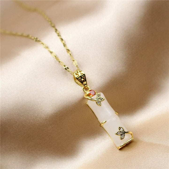 Nahaufnahme einer rechteckigen Unisex-Jade-Amulett-Halskette, symbolisiert Glück, Harmonie & natürliche Eleganz.