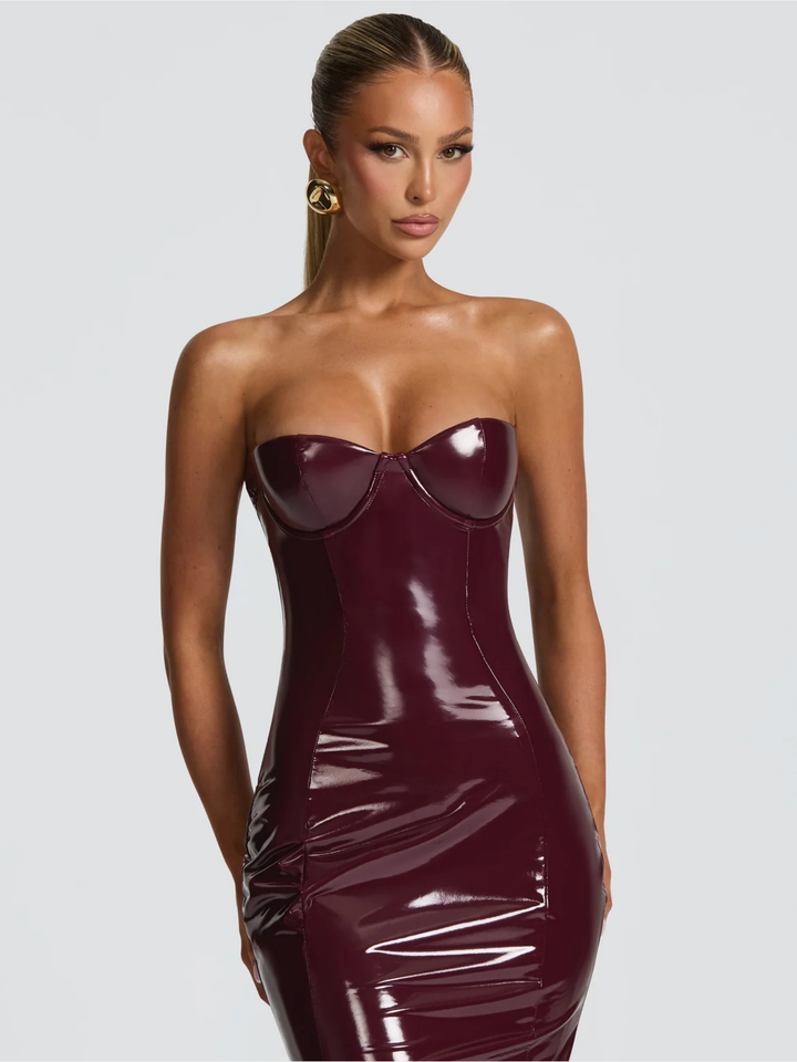 Figurbetontes Damen Abendkleid Verona. Perfektes Partykleid für glamouröse Anlässe, bodenlang und elegant in Bordeaux.