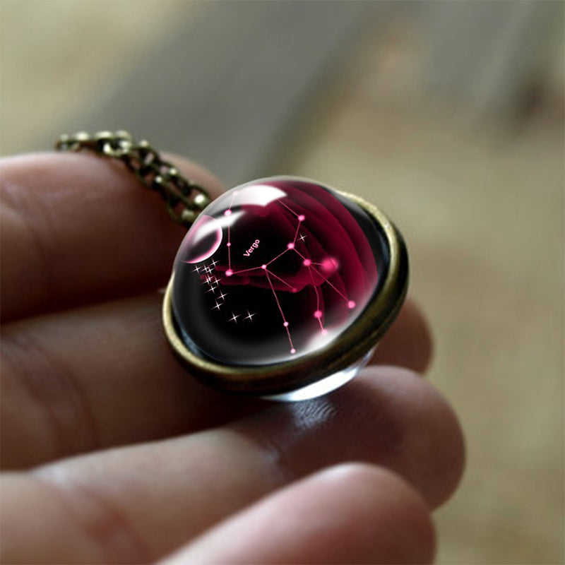Edler Sternzeichen-Schmuckanhänger aus Glas, Damen-Accessoire mit astrologischer Bedeutung & Schutzfunktion.