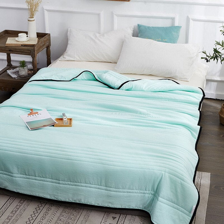 Weiße, kühlende Decke, atmungsaktiv & leicht, perfekt für Ihr Schlafzimmer.
