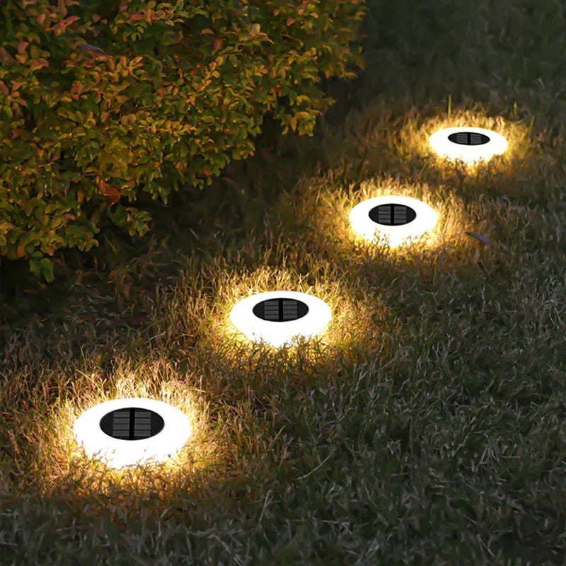 Moderne Wegeleuchten mit Solarbetrieb als stilvolle Gartenbeleuchtung. Wetterfeste Solarlampen für den Weg.