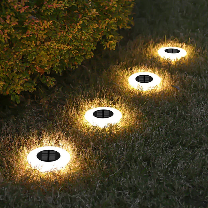 Moderne Wegeleuchten mit Solarbetrieb als stilvolle Gartenbeleuchtung. Wetterfeste Solarlampen für den Weg.