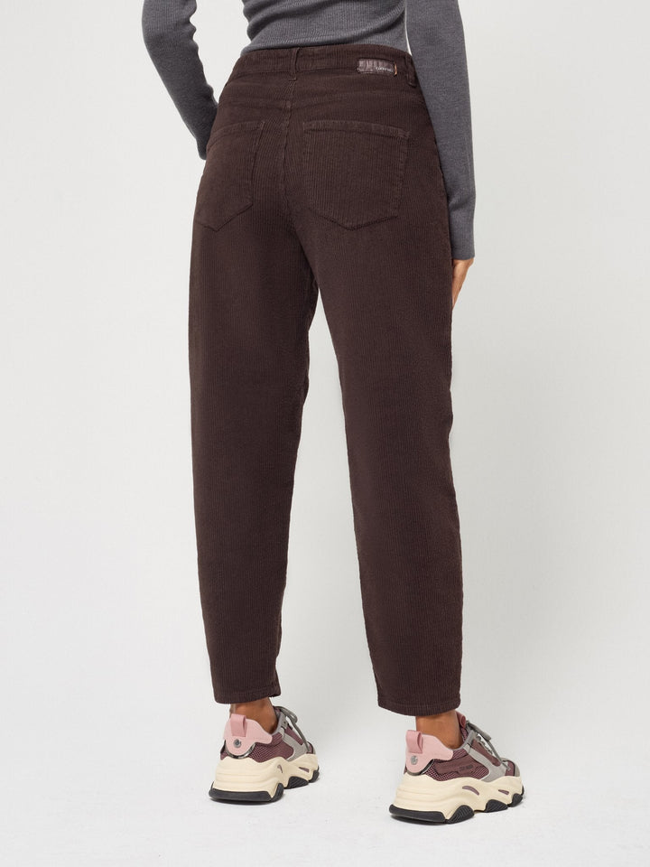 Verkürzte Damen Balloon Fit Hose, hohe Leibhöhe, O-Shape. Trendige, bequeme Freizeithose für stilvolle Frauen.