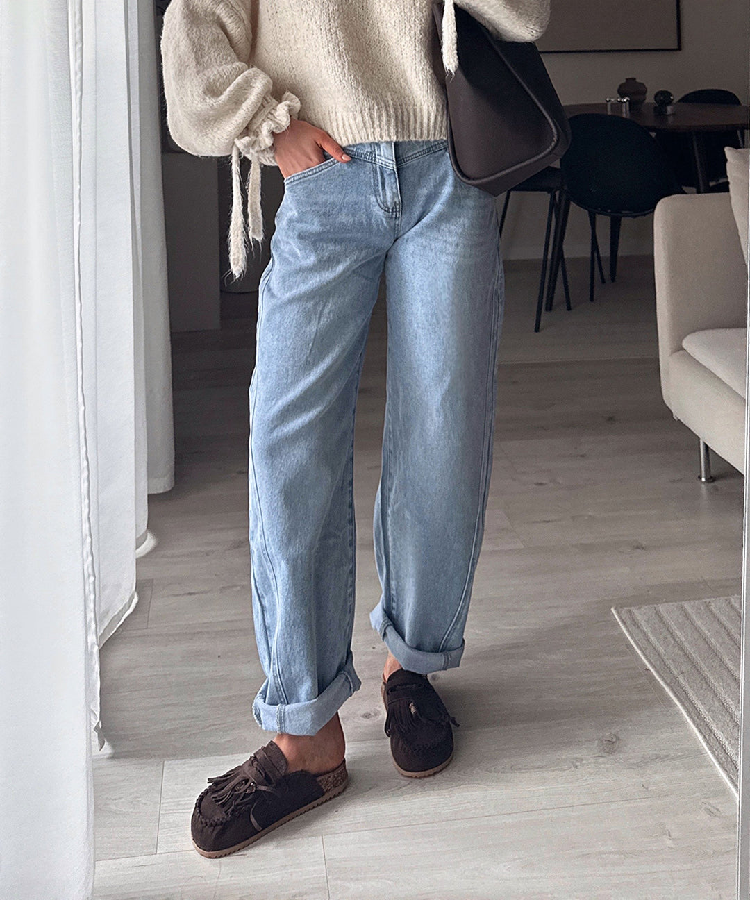 Moderne hellblaue Damen Barrel Jeans, weite Passform, stretchig und bequem für den Alltag.