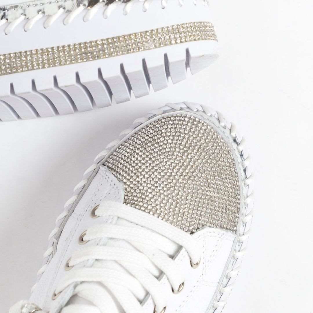 Rückansicht des Damen Plateau Sneakers, rutschfeste Eleganz und glänzender Look.