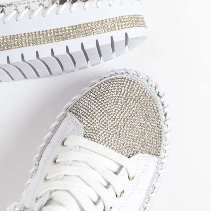 Rückansicht des Damen Plateau Sneakers, rutschfeste Eleganz und glänzender Look.