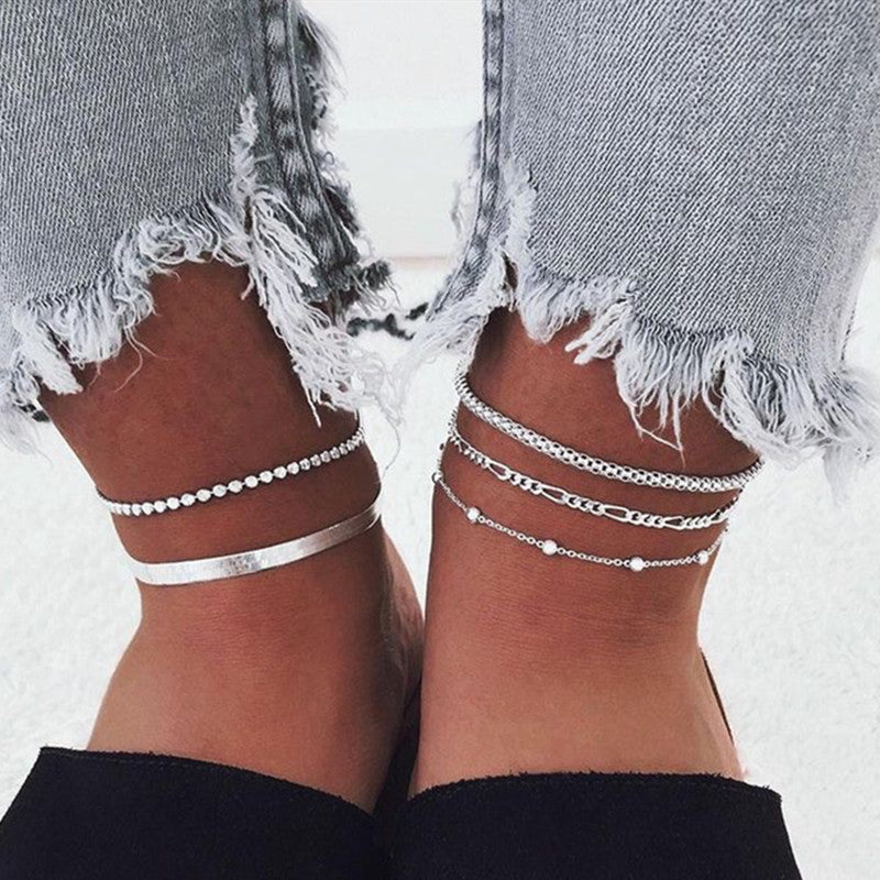 Exklusives Damen Schmuck Fußkettchen: Schlangenkette mit schimmernden Perlen, ein elegantes Accessoire.