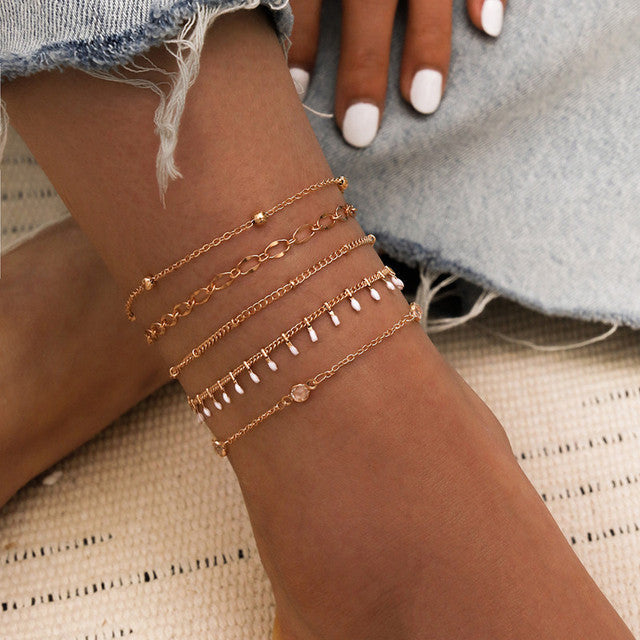 Stilvolles Damen Fußkettchen: Glänzende Schlangenkette kombiniert mit zarten Perlen. Ein Must-have Accessoire.