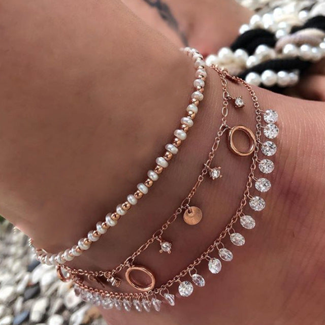 Zartes Perlen Fußkettchen mit filigraner Schlangenkette, perfekt für den Sommerurlaub. Damen Accessoire.