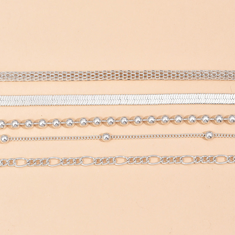 Schmuckstück für den Knöchel: Perlen Fußkettchen mit Schlangenkette für stilvolle Damen. Eleganter Look.