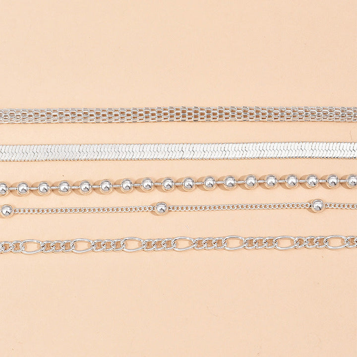 Schmuckstück für den Knöchel: Perlen Fußkettchen mit Schlangenkette für stilvolle Damen. Eleganter Look.