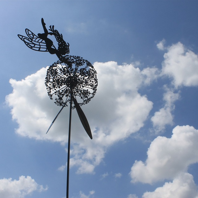 Filigraner Metall-Gartenstecker mit tanzender Fee. Zauberhafte Außendekoration für Blumenbeete.