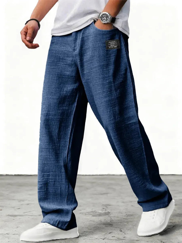 Stylische Herrenhose mit weitem Bein und praktischem Kordelzug. Bequeme Freizeithose für Männer, gerader Schnitt, lässiger Look.