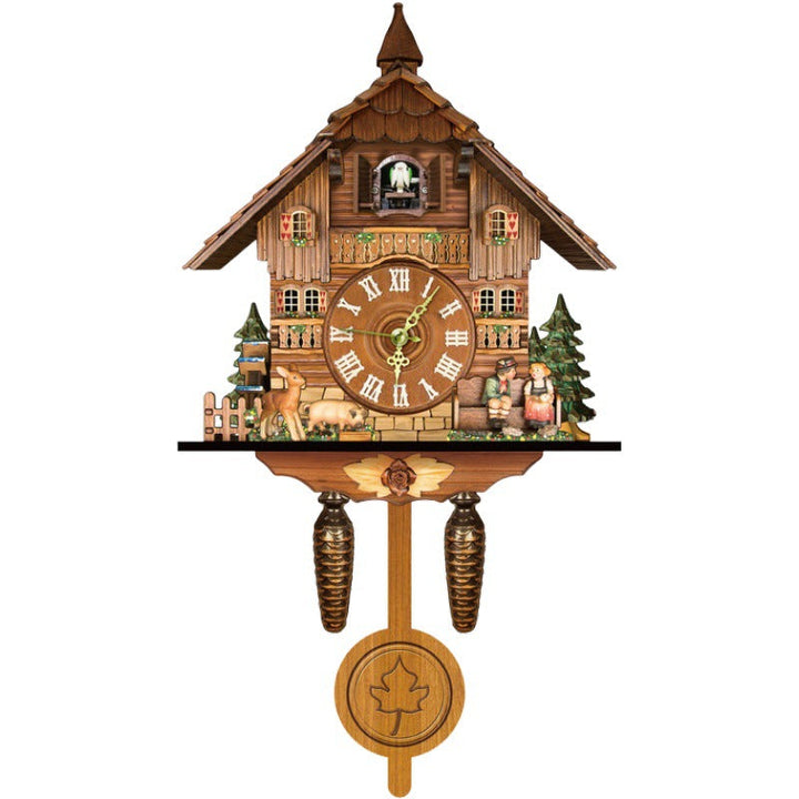 Schwarzwälder Kuckucksuhr, handbemalt, mit typischem Chalet-Dach und Holzfiguren.