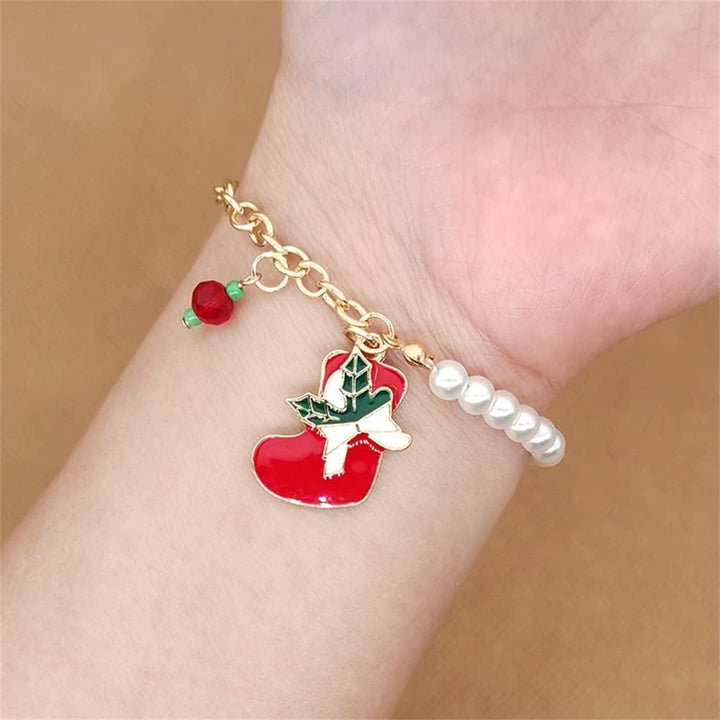 Set festlicher Damen Perlen-Armbänder mit weihnachtlichen Charms. Winter Accessoires für Damenschmuck.