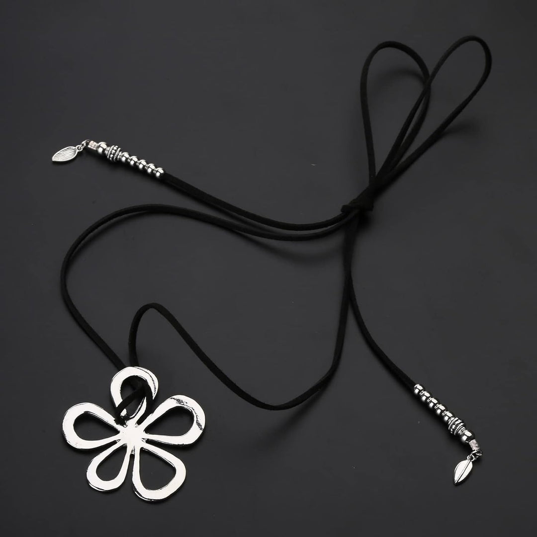 Boho-Chic Damenschmuck: ethnische Blumenhalskette, handgefertigt, mit Vintage-Leder-Details.