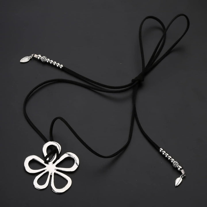 Boho-Chic Damenschmuck: ethnische Blumenhalskette, handgefertigt, mit Vintage-Leder-Details.