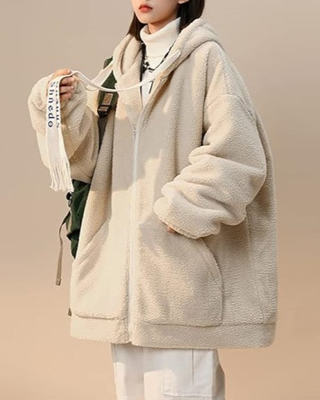 Frontansicht der modernen Damen Winterjacke in Übergröße, für zeitlose Damenmode im Winter.