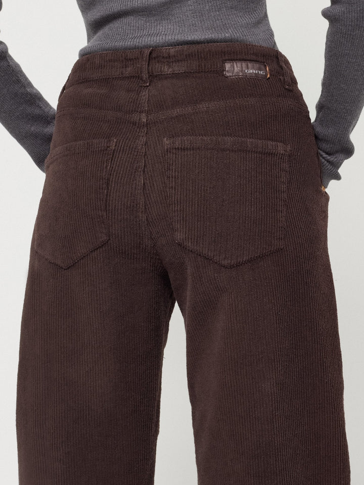 Detailansicht: Damen Balloon Fit Hose, hohe Leibhöhe, verkürztes Bein. Vielseitige, lässige Damenhose für Alltag.