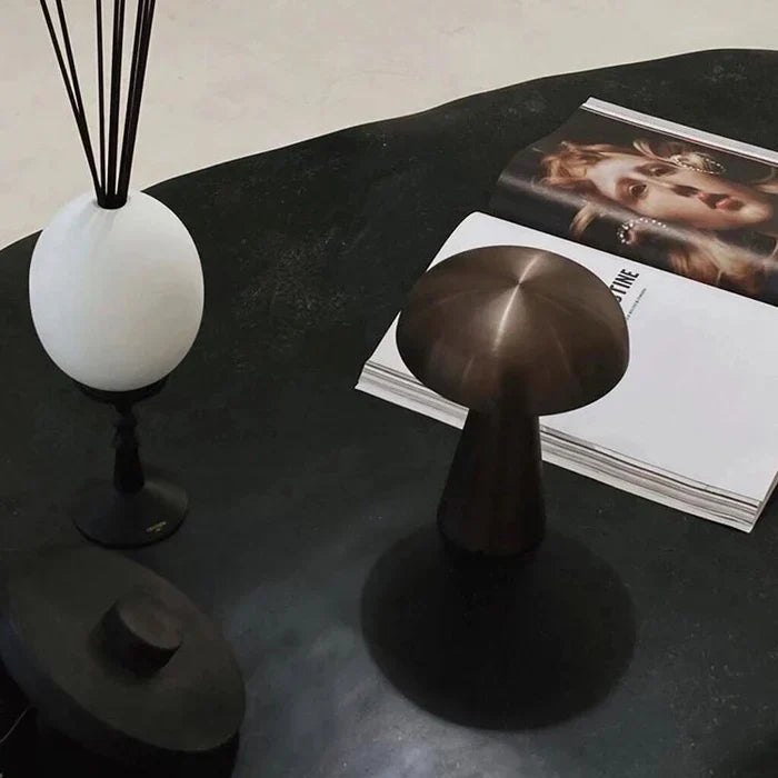 Tragbare LED-Tischlampe Gold-Bronze, flexibel einsetzbar für stilvolles, stimmungsvolles Licht.