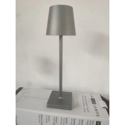 Tragbare Outdoor LED Tischlampe. Kabellos, dimmbar und mit Akku. Ideal für Garten, Terrasse, Balkon.