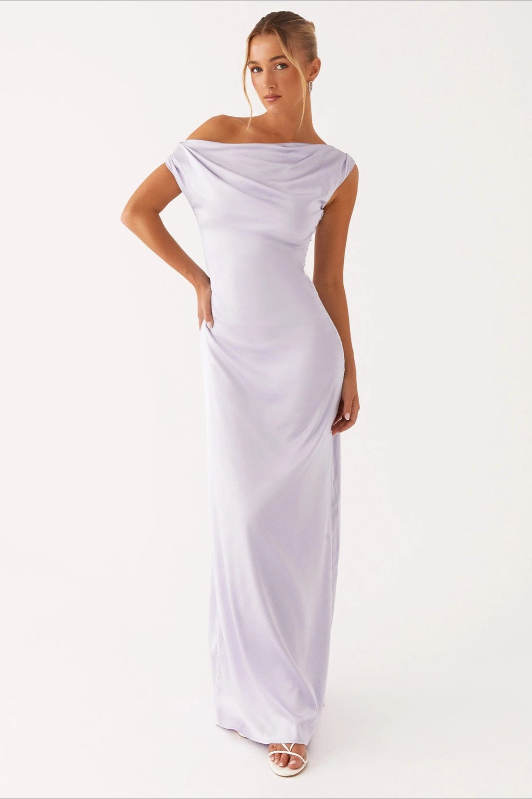 Stilvolles Damen Maxikleid, elegante Abendmode mit asymmetrischem Detail und fließendem Fall.