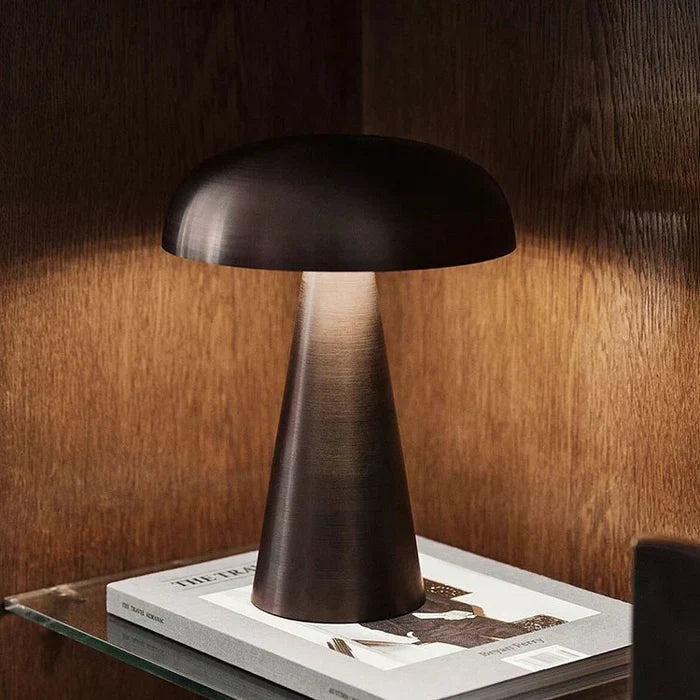 Moderne Gold-Bronze LED Tischleuchte, wiederaufladbar, perfekt für gemütliche Abende.