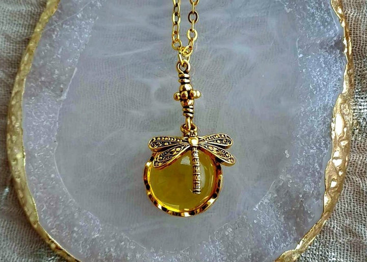 Damen-Halskette mit schimmerndem Mondstein und filigraner Libelle. Ätherischer Damenschmuck mit Glanz.