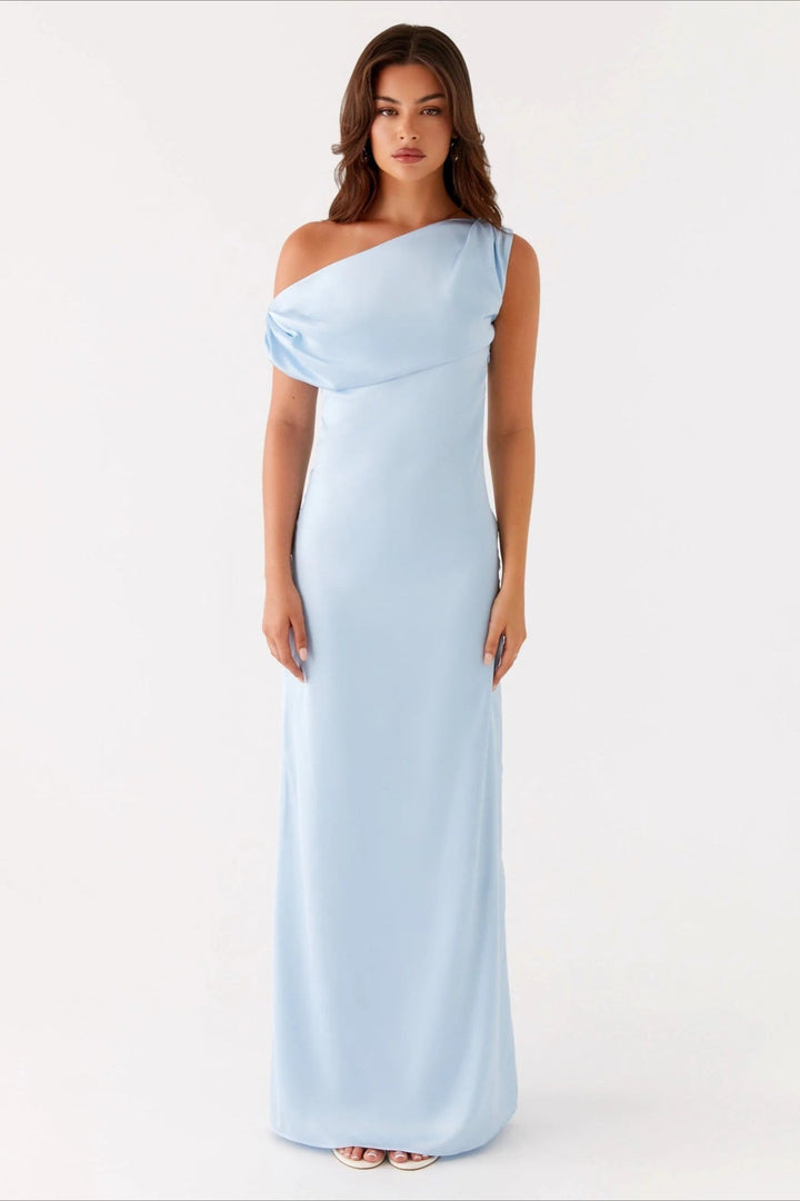 Detailansicht: Fließender Stoff des eleganten Damen Maxikleides, ideal für stilvolle Abendmode.
