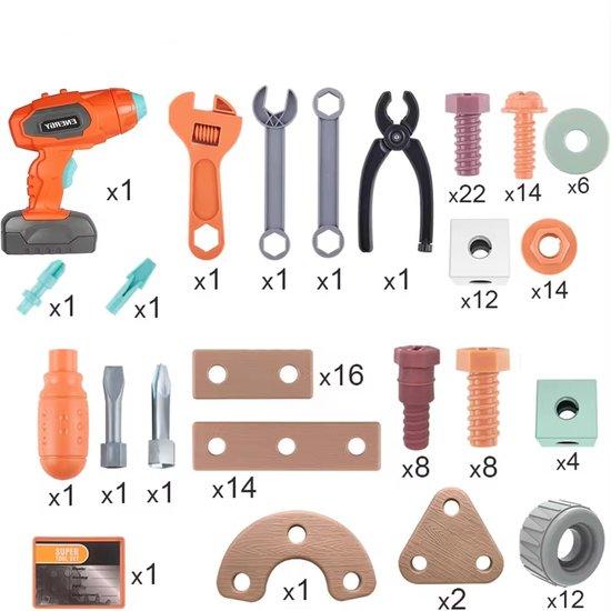 Kind spielt konzentriert mit dem Baukasten Konstruktionsspielzeug; entwickelt spielerisch Feinmotorik & Kreativität.