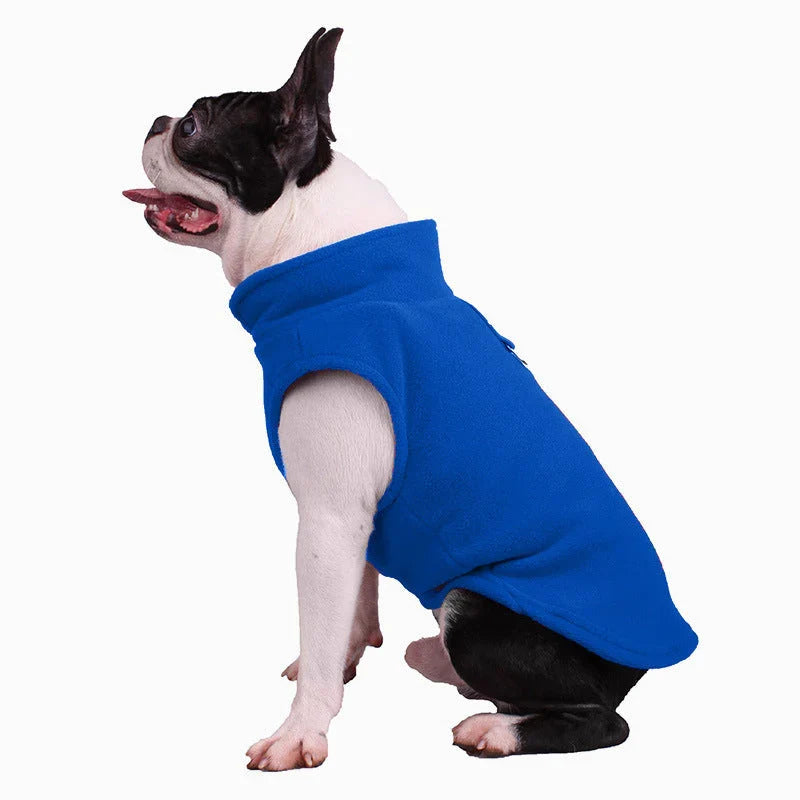 Ein Hund trägt die gemütliche Ganzjahres Hundejacke, ideal für Komfort und Schutz bei jedem Wetter.