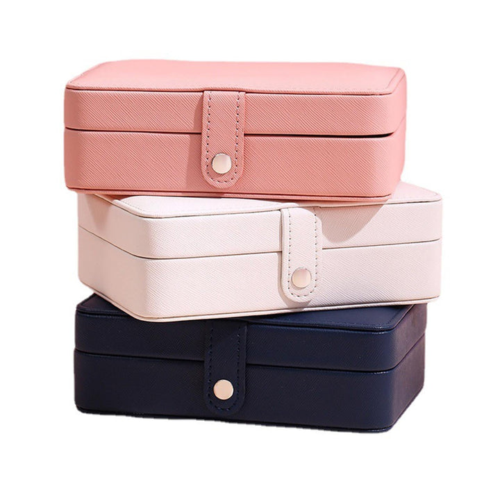 Kompaktes, elegantes Schmuckkästchen aus Leder für Damen, zur geordneten Aufbewahrung von Lieblingsstücken.
