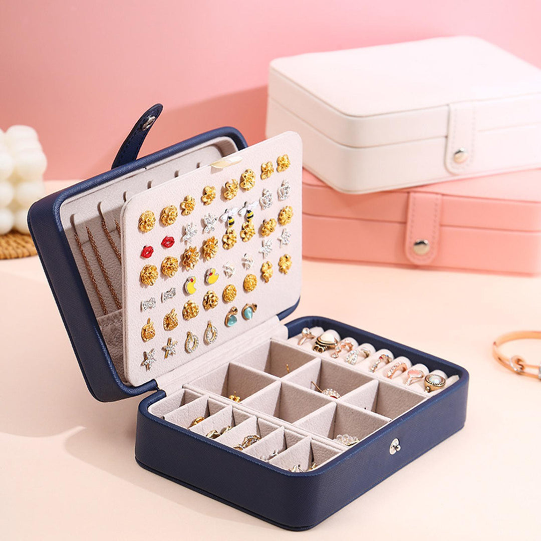 Exquisites Leder Schmuckkästchen als ideales Geschenk; bewahrt Ringe, Ohrringe und kleinen Schmuck sicher.