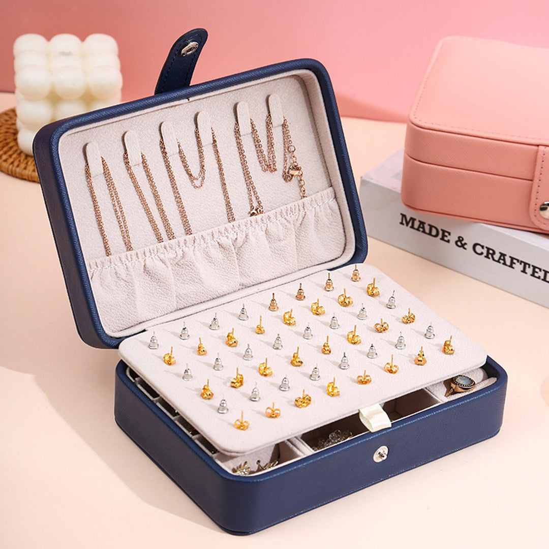 Funktionales Leder Schmuckkästchen für Damen, mit Fächern zur sicheren und eleganten Schmuckaufbewahrung.