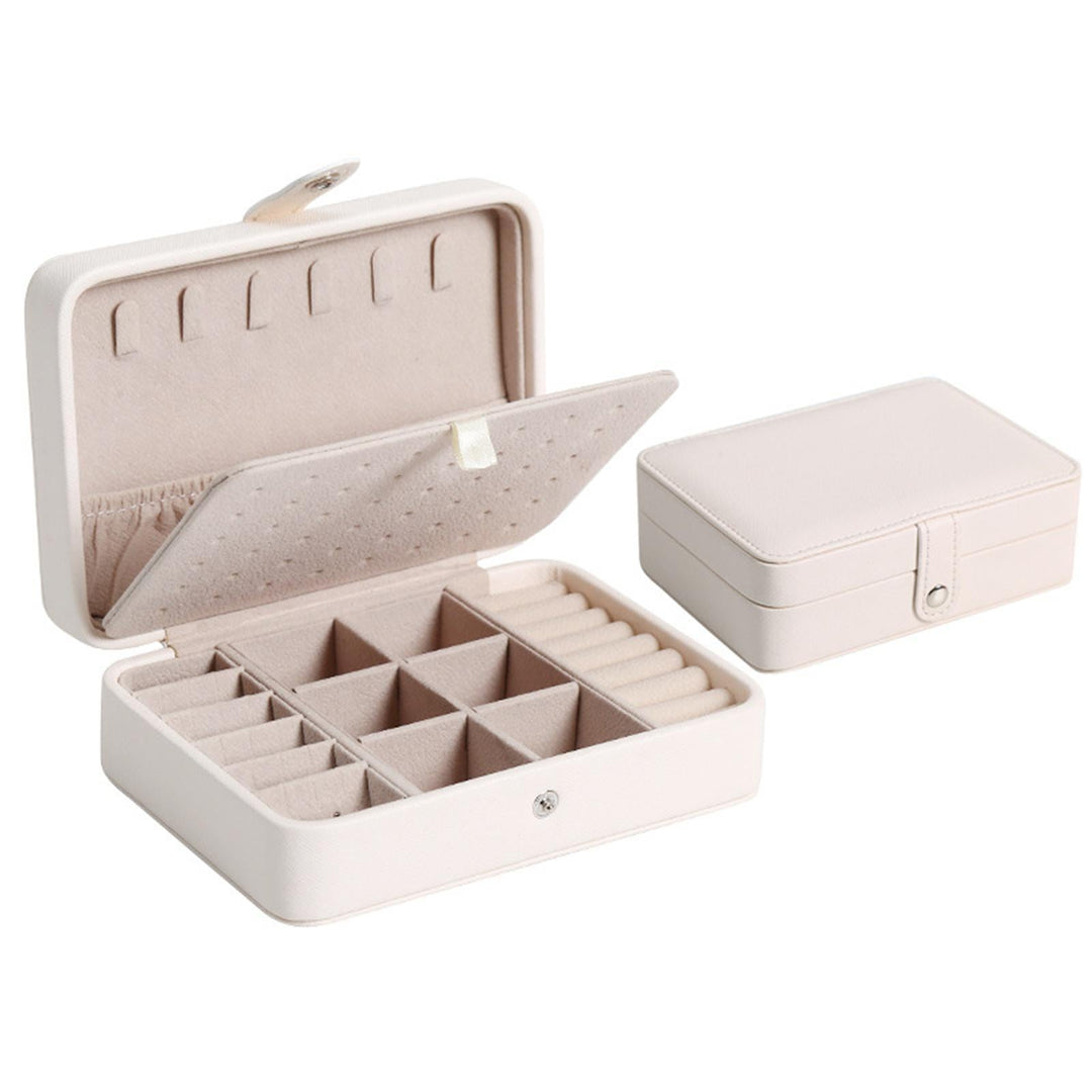 Schmuckaufbewahrung: Elegantes Leder Kästchen mit Klappdeckel, ideal für Ringe, Ohrringe und feinen Schmuck.