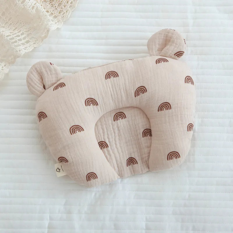 Komfortables Babykissen für Kinderzimmer, unterstützt den Babykopf ergonomisch, schützt vor Verformungen.