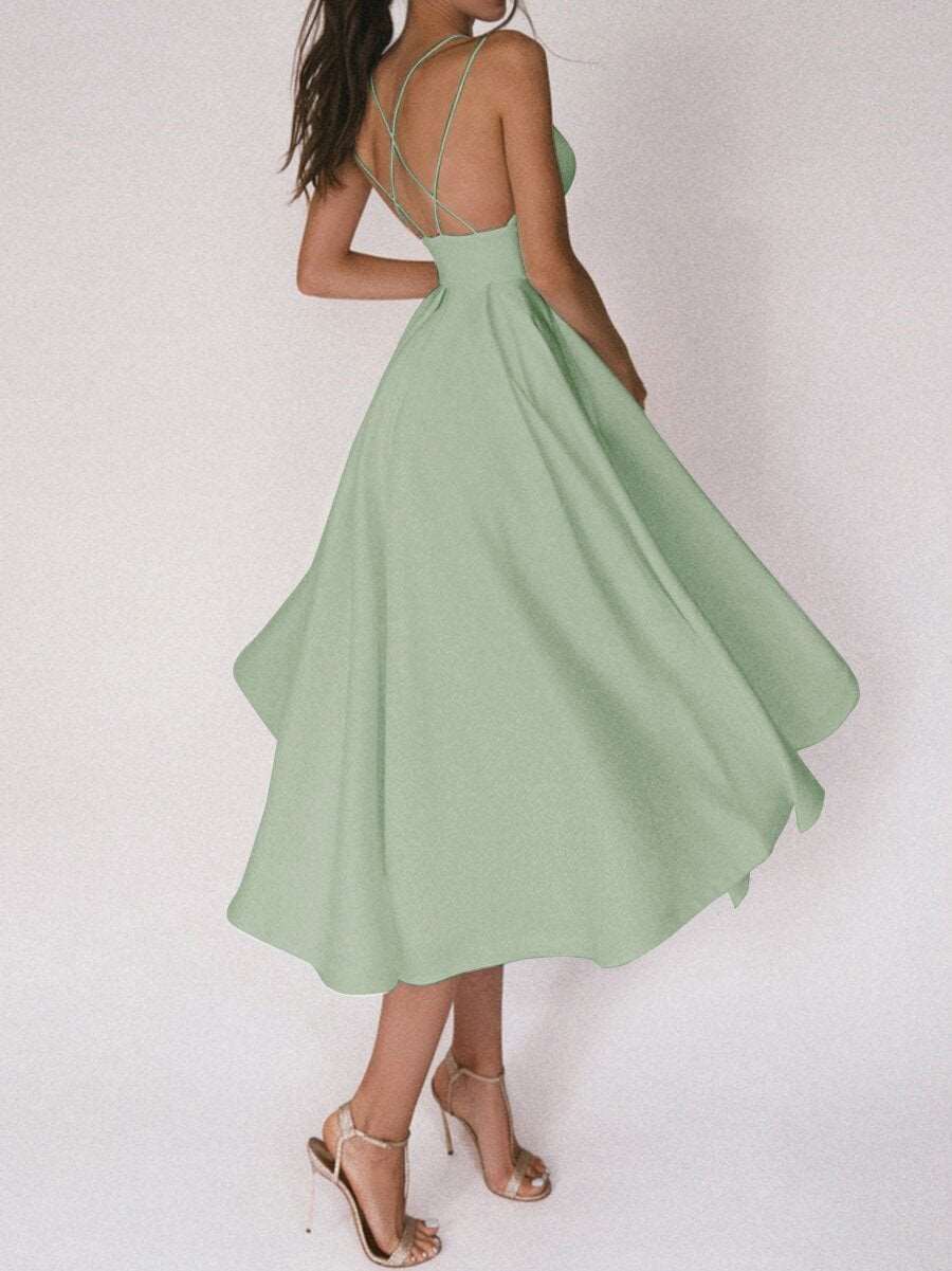 Schickes Freizeitkleid für Damen mit V-Ausschnitt und Spaghettiträgern, ideal für warme Tage.