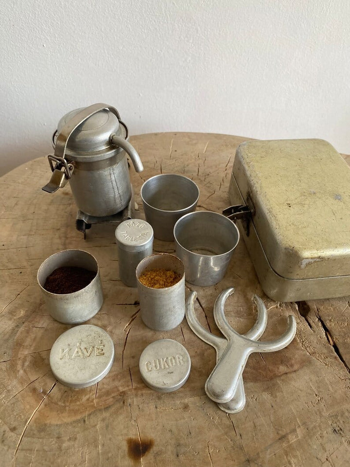 Robustes Retro Kaffeezubehör: Tragbares Edelstahl Espresso Set, perfekt für Camping- und Wander-Abenteuer.