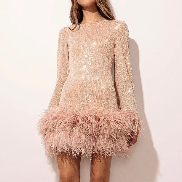 Glamouröses Damen Paillettenkleid mit Federdetails, elegant für festliche Winteranlässe.