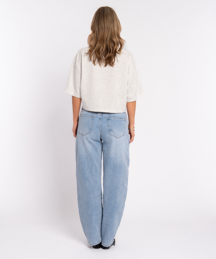 Trendige Damen Barrel Jeans, lockere Passform, blaue Stretch-Denim für einen lässigen Look.