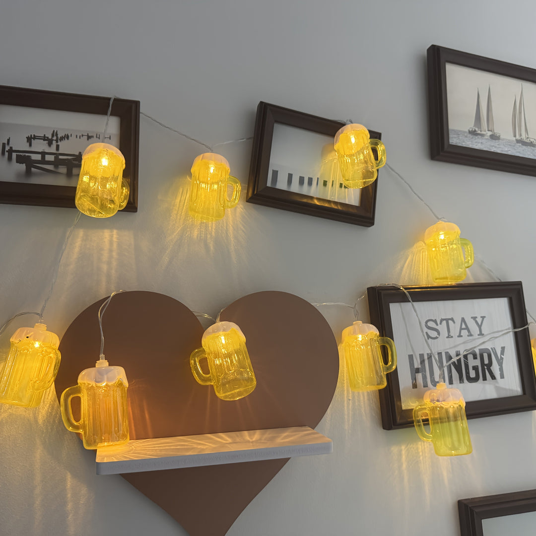 Detaillierte LED-Lichterkette mit beleuchteten Bierkrügen, perfekt für festliche Ambiente und Festbeleuchtung.