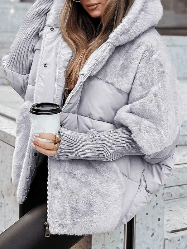 Trendige Damen Oversize Steppjacke, wärmend gefüttert, mit stilvollen Fell-Applikationen für den Winter.